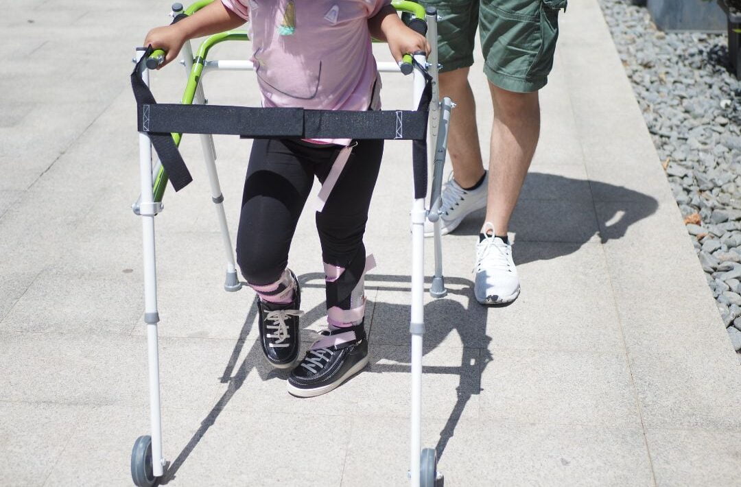 Dziecko chodzące z balkonikiem