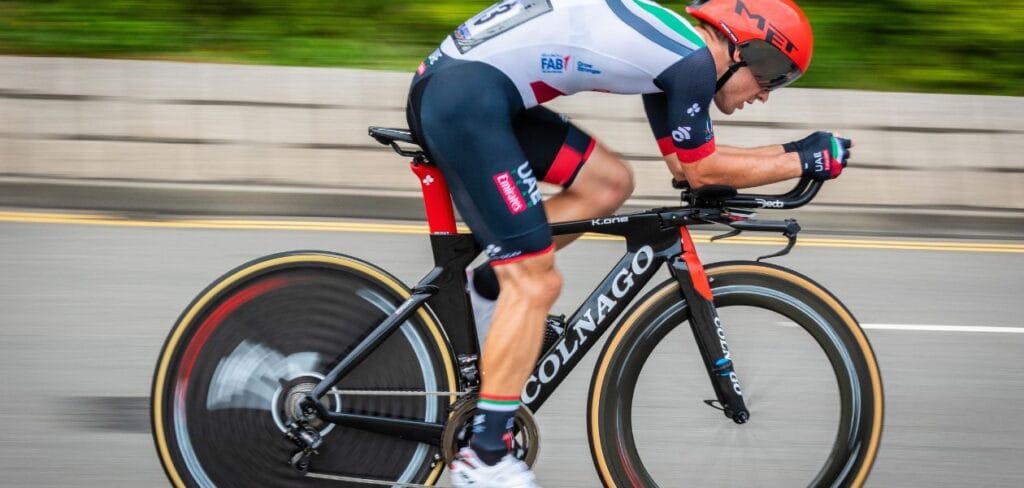Kolarz na dopasowanym rowerze