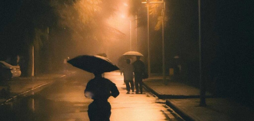 Ludzie idący ulicą