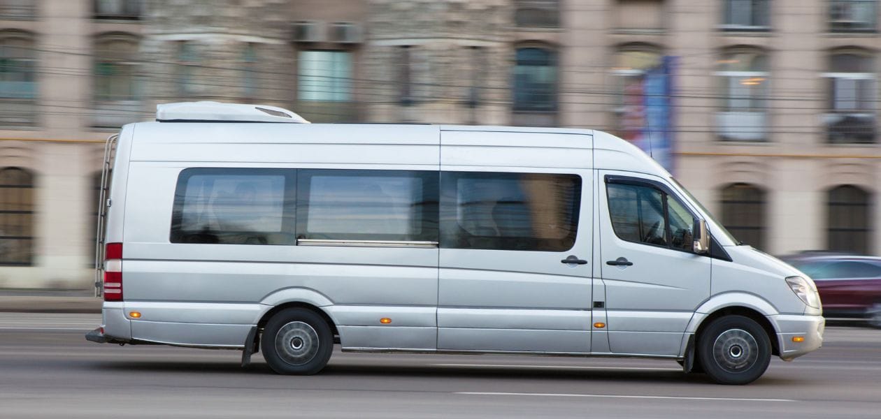 bus-w-ruchu Jadący autobus