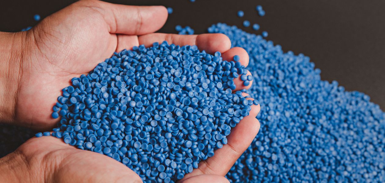 rozdrobiony-plastik-na-rekach Plastikowy granulat na palcach